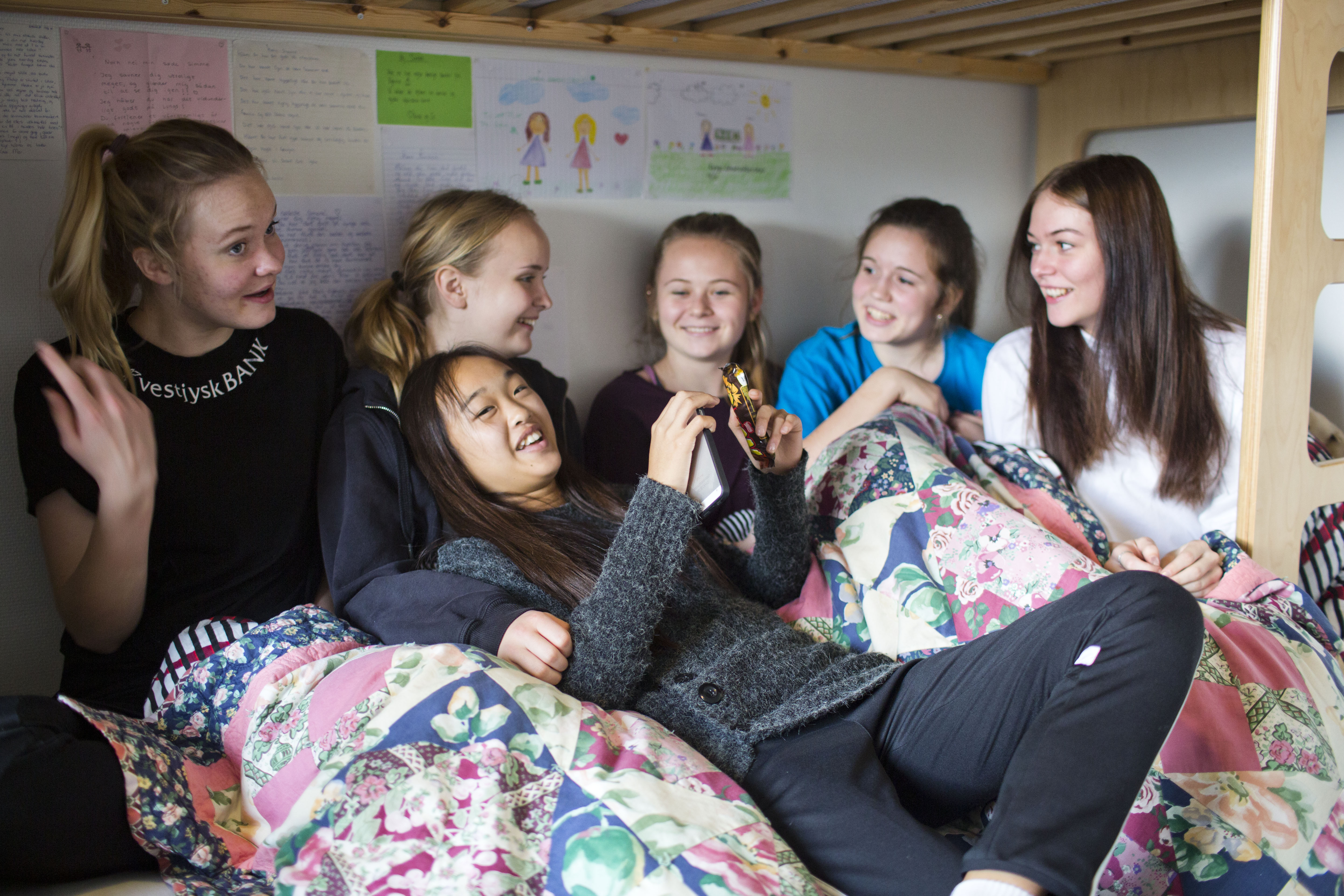 Pigerne slapper af på deres værelser - Lyngs Idrætsefterskole