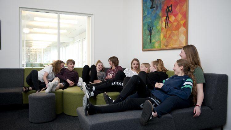 Eleverne slapper af med hinanden i sofaen